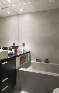 Banheira de Alvenaria - banheiro moderno com banheira de concreto e marcenaria preta Banheira de Alvenaria - banheiro moderno com banheira de concreto e marcenaria preta