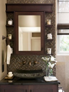 decoração escura e retro no banheiro