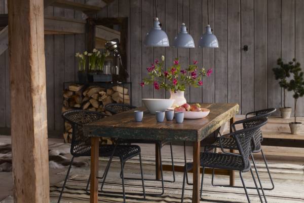 Aqui mesa de jantar reaproveitada com cadeiras de forro e luminárias pendentes, clima romântico e rústico para o café da manhã. Aqui mesa de jantar reaproveitada com cadeiras de forro e luminárias pendentes, clima romântico e rústico para o café da manhã.