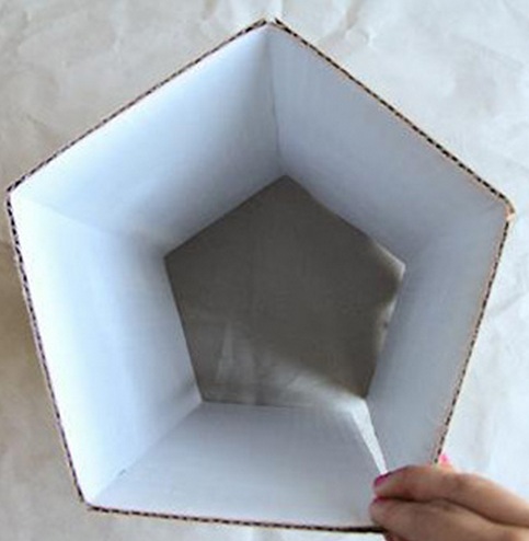 Meça o papelão e marque o formato que deseja, pode ser hexágono ou quadrado; Meça o papelão e marque o formato que deseja, pode ser hexágono ou quadrado;