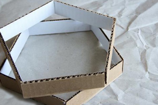 Cole os pentágonos com o fundo branco para dentro; Cole os pentágonos com o fundo branco para dentro;