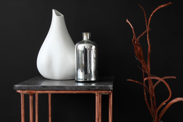 Mesa de canto com tubos de cobre Mesa de canto com tubos de cobre