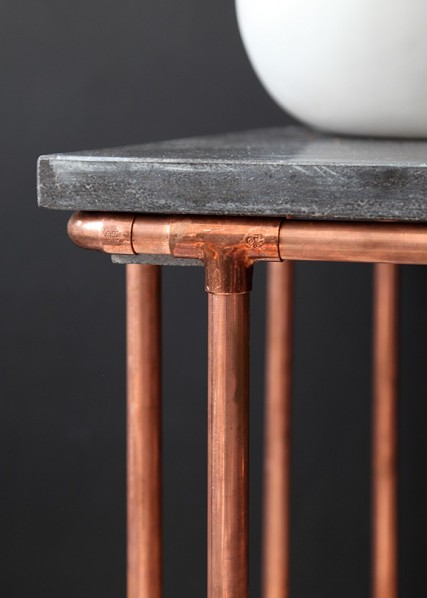 Mesa de canto com tubos de cobre Mesa de canto com tubos de cobre