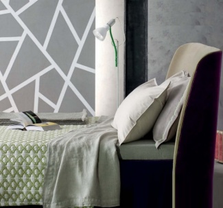 cama e paredes cinzas