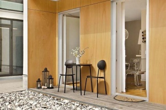 parede revestida de madeira