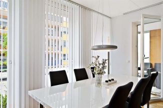 mesa branca com cadeiras pretas