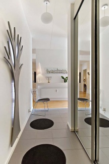 corredor de entrada com escultura de espelho