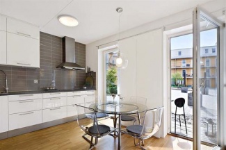 copa branca com parede cinza e piso de madeira clara