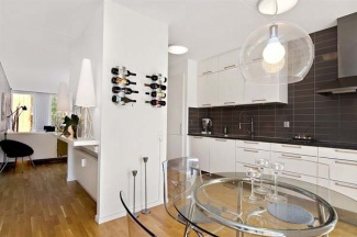 copa branca com parede cinza e mesa de vidro