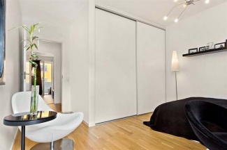 segundo quarto também em branco com piso de madeira