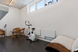 outro quarto com piso escuro