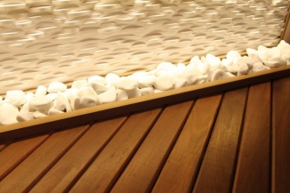 Detalhe da parede: ondas reveladas com iluminação estratégica.