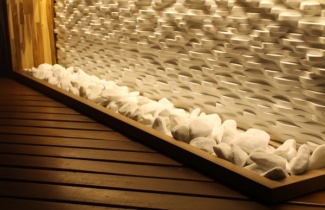 Detalhe da parede: ondas reveladas com iluminação estratégica.