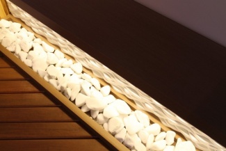 Detalhe da parede: ondas reveladas com iluminação estratégica.