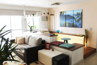 Sala com luz natural.