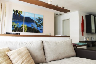 Sala com luz natural.