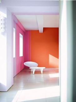 Foto: Dulux Valentine Essa sala está cheia de bom humor. Moderna e cheia de vitalidade.Rosa Carnaval, Laranja, Lago Verde e Delícia todos da Coral.