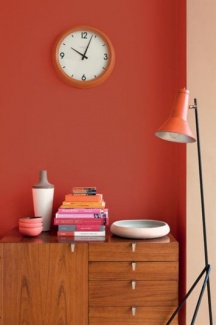 Foto: Master of Color Esse laranja essssquenta! Por destacar uma parede com pouco de cor aumenta a temperatura, agita! Não hesite em pintar com Jazz de bongô Coral, Cayenne da Sherwin-Williams.
