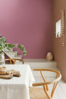 Foto: Dulux Valentine Renovar a sua sala de estar com tinta rosa e esse marrom é para as romanticas. Combinação perfeita. Laço de Presente da Suvinil, com Gruta; Ou Rosa Capri com Pote de Argila da Coral.