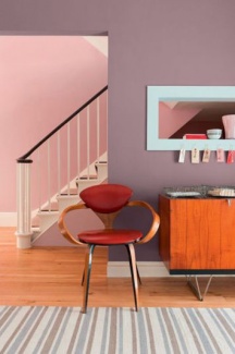 Foto: Dulux Valentine Foi através dessa pintura que a sala foi redecorada e ganhou com tons de rosa calor e feminilidade. Thistle da Sherwin-Williams; Perfume Francês da Suvinil; Sonata da Coral.