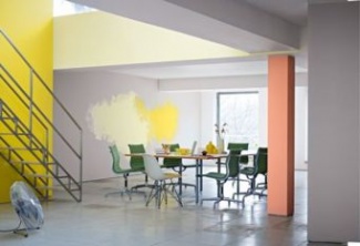 Foto: Dulux Valentine Esse ambiente ganhou vida até com uma pequena arte na sala de jantar. Experimente a tendência do amarelo deste ano, com o Daisy da Sherwin-Williams.
