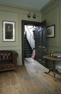 Foto: Farrow & Ball A tendência militar também na parede! Com estilo clássico da decoração use Pinheiro da Suvilnil, ou Artichoke da Sherwin-Williams.