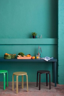 Foto: Master of Color E para quem gosta da sala de jantar cheio de cores, pode escolher por esse verde água que torna o ambiente mais dinâmico. Maré Cheia da Suvinil; Nifty Turquoise Sherwin-Williams.