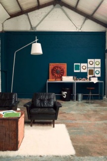 Foto: Dulux Valentine Na sala com a pintura o contraste com o azul profundo traz uma atmosfera de oficina quente na parede. Muito estiloso! 