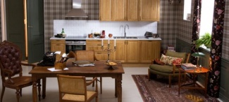 Cozinha com madeira na mesa e armários