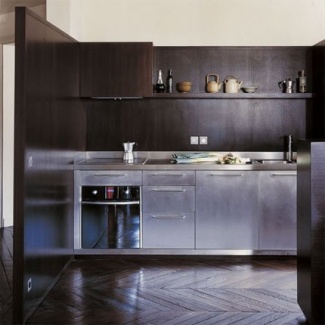 paredes escuras e armários em inox