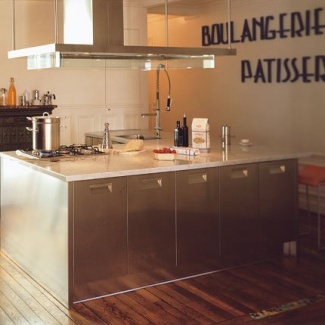 pia tipo ilha com armários de inox