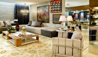 Sala basicamente neutra para dar destaques às pinturas