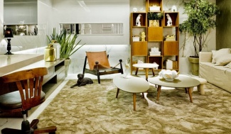 elementos retrô e móveis em tons claros