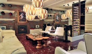 A parede espelhada amplia e ilumina