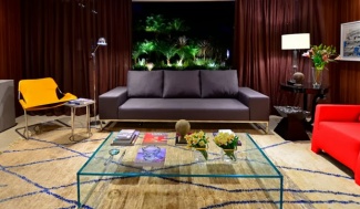 poltrona vermelha – elementos rústicos como metal e pedra