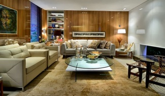 O branco e a madeira intercalados com tons intermediários que trazem aconchego