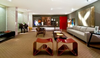 Living moderno de colecionador é descontraído com muito design