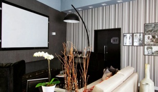 O papel de parede listrado ganha destaque