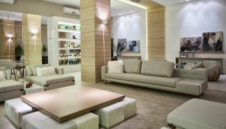 Destaque para as obras de arte no fundo da sala e também para o maravilhoso sofá Sputnik