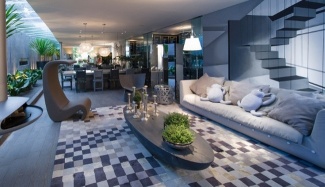 Com pergolado na sala para integração com o jardim e com os espelhos para ampliar