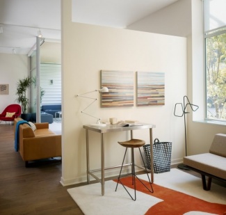 home office com quadros na parede