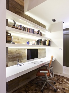 home office com prateleiras iluminadas por fitas de led