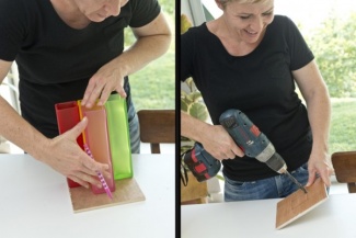 Monte como um brinquedo de blocos - nessa montagem são oito vasos - e visualiza onde ficará a lâmpada no centro. Contorne a parte central em uma das placas de madeira ou MDF para a colocação da lâmpada.