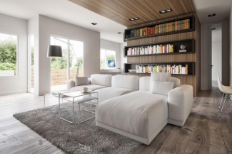 Neste aqui, a madeira marcante é para requintar e valorizar o canto de leitura desta sala;