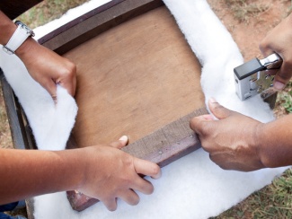 colocando o estofado na cadeira