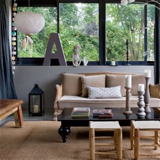 sala com janela grande, decoração neutra sala com janela grande, decoração neutra