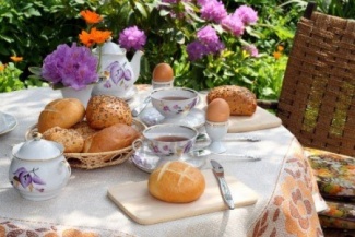 Abusar das cores das flores para embelezar ainda mais seu espaço não é difícil. Mesmo se seu cantinho tem medidas reduzidas.