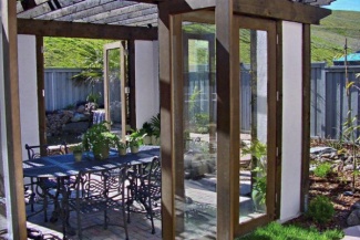 Aqui muitos materiais reutilizados, como essas portas que foram reaproveitadas para completar o cercado.Essa pérgola foi feita pelos próprios moradores.