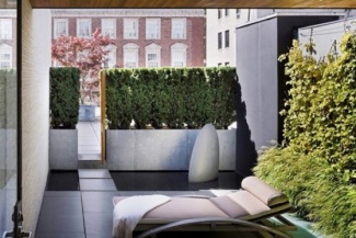 Esse ambiente foi inspirado em um spa, aproveitar os raios do sol para relaxar e recarregar a bateria.