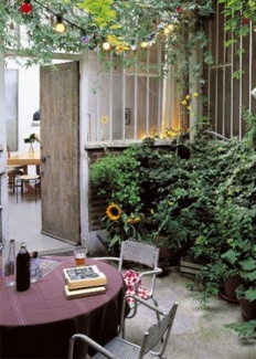 Para escapar da cidade no pátio aberto e cercado por um dossel.​ Sonho realizado dos moradores que queriam uma pequena área verde em casa. 